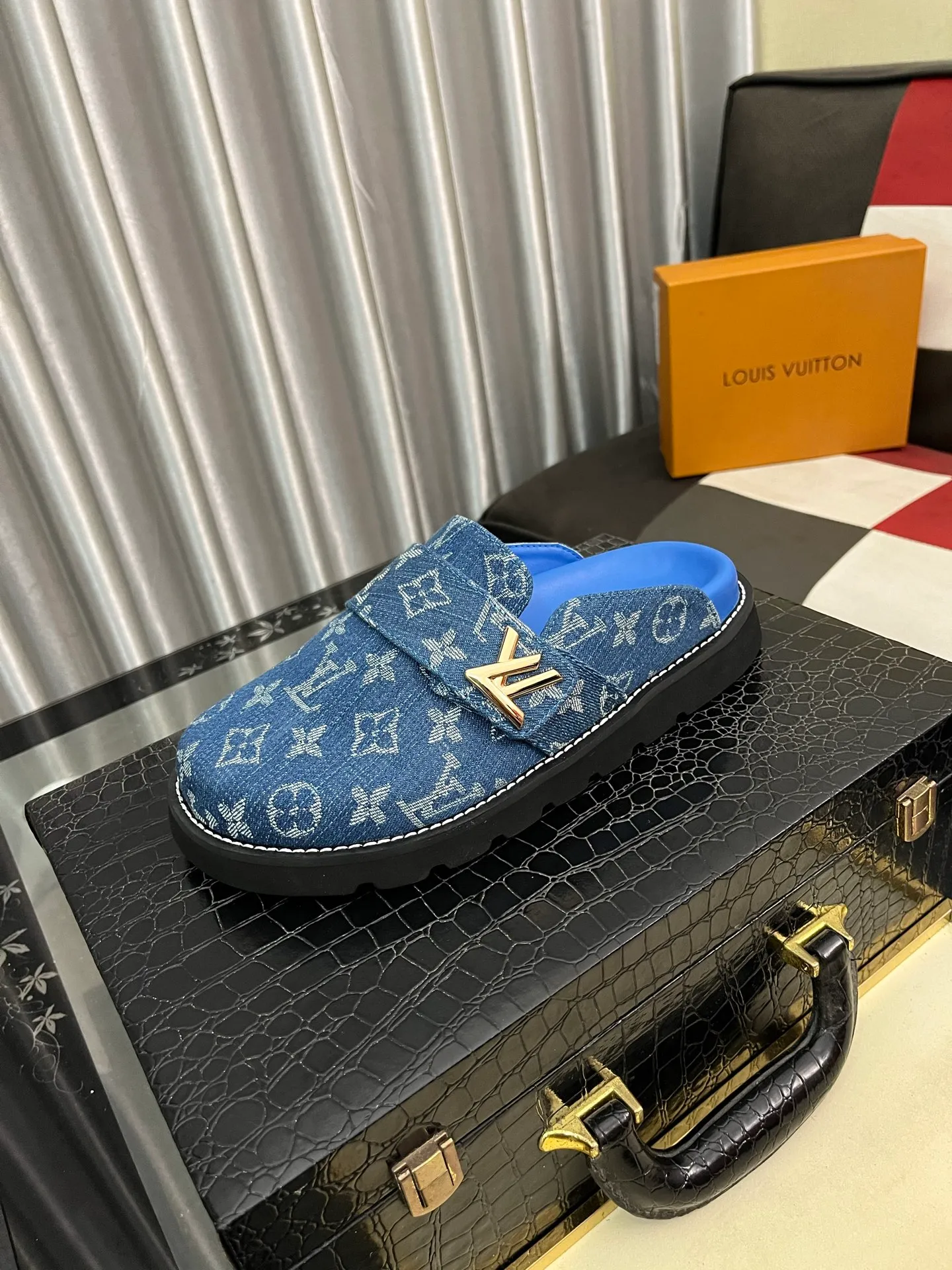 Men's men's shoes 💰420⌚️⌚️lv new Baotou half-slippers winterbreak comfert flat slippers lv letter and monogram floral embellished leather pattern, with sheepskin lining, suitable for indoor and outdoor wear. The water table is made of high-density foam material, which is light and comfortable. The sole has a certain thickness and the anti-aging effect is also good! Premium size: 38-444️⃣Colors available